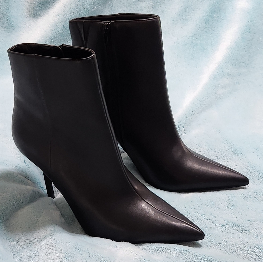 Sz 9.5 INC Black Booties